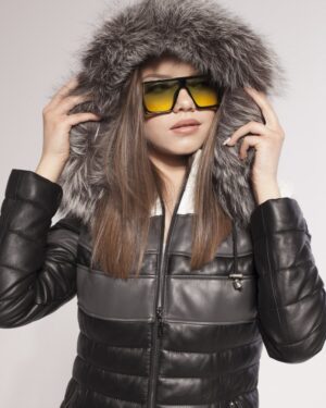 Kurtka skórzana damska z futrzanym kapturem w odcieniach czerni i szarości, z zamkiem i kieszeniami