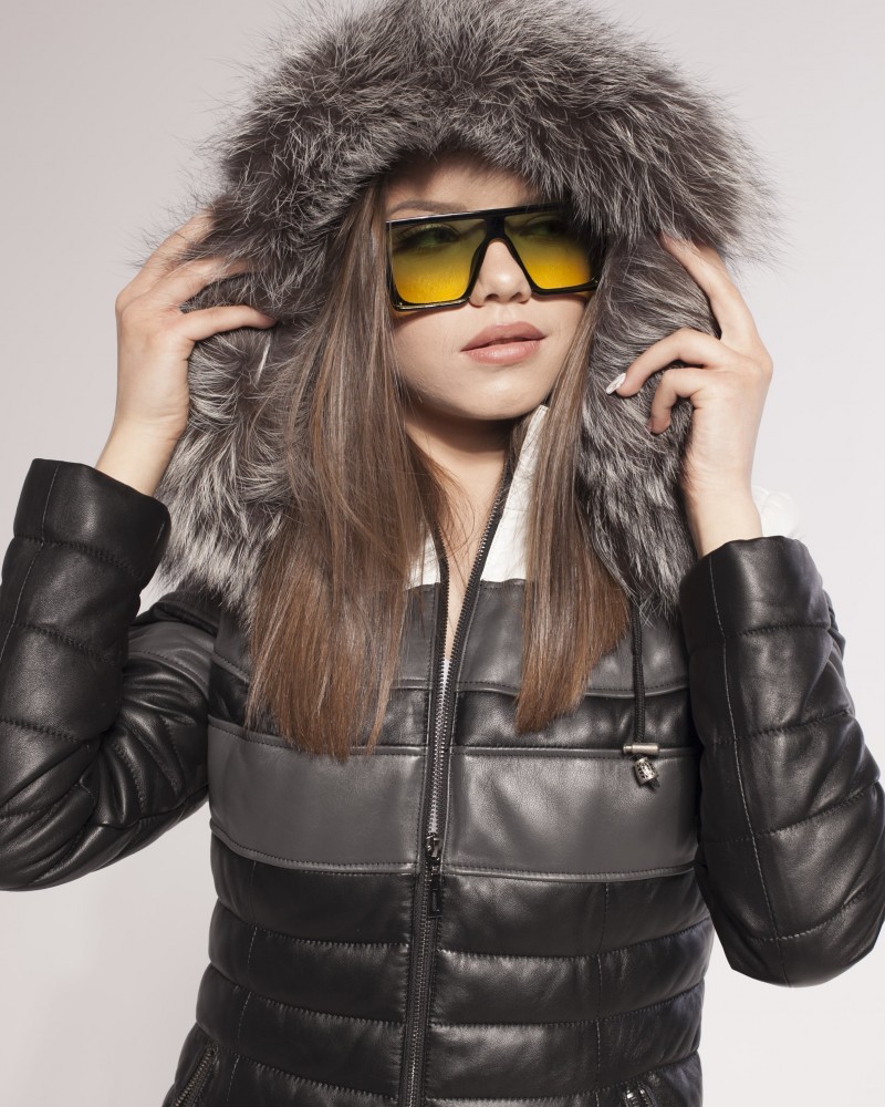 Kurtka skórzana damska z futrzanym kapturem w odcieniach czerni i szarości, z zamkiem i kieszeniami