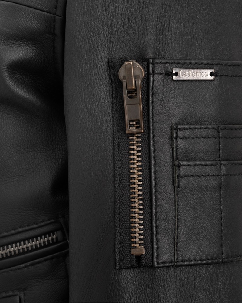 Pilotka skórzana w kolorze czarnym z metalowym zamkiem i kieszeniami na przodzie