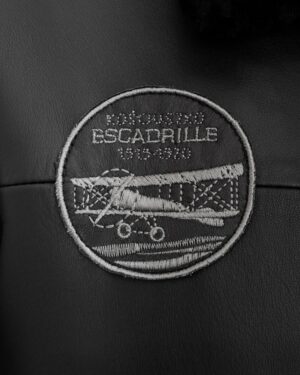 Pilotka skórzana z haftem, klasyczny krój i ozdobnymi detalami