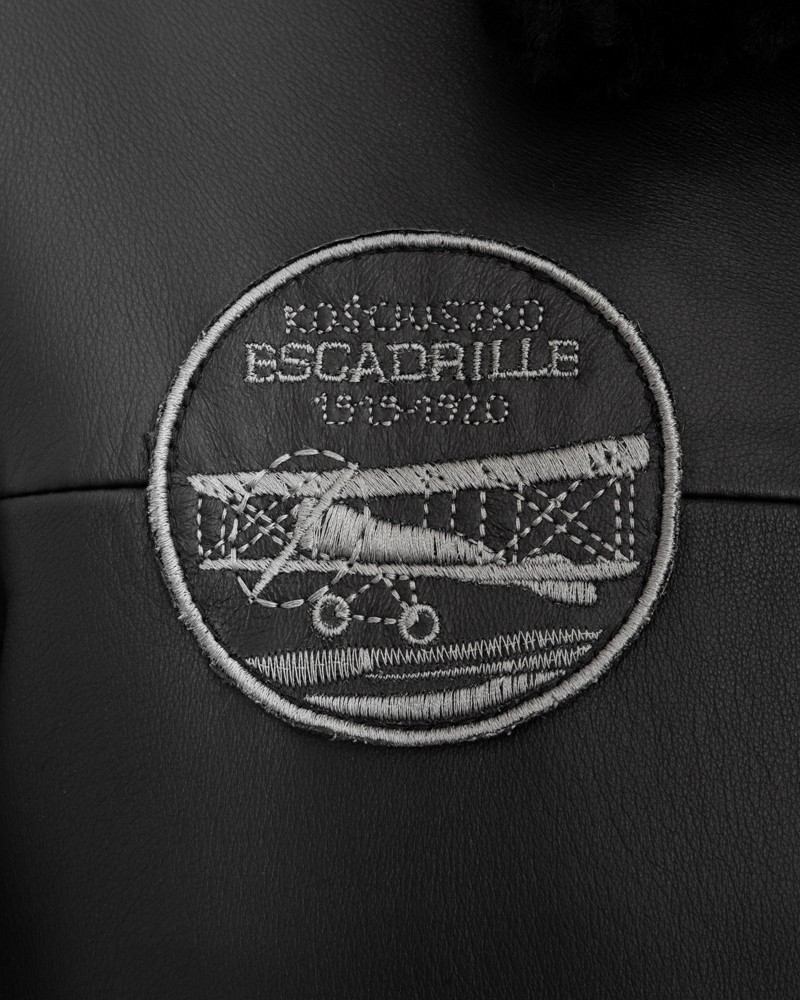 Pilotka skórzana z haftem, klasyczny krój i ozdobnymi detalami