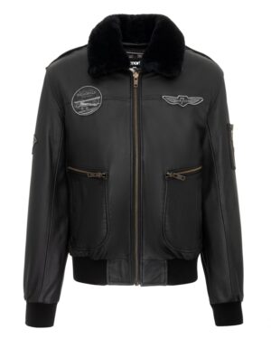 Pilotka skórzana w kolorze czarnym z futrzanym kołnierzem i naszywkami na klatce piersiowej