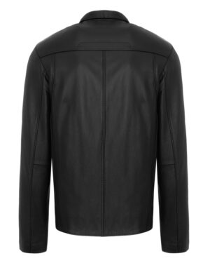 Czarna kurtka skórzana męska z klasycznym krojem i prostymi liniami, idealna na zimowe dni