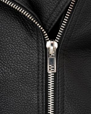Damska ramoneska skórzana w kolorze czarnym z metalowym zamkiem błyskawicznym i teksturowaną powierzchnią