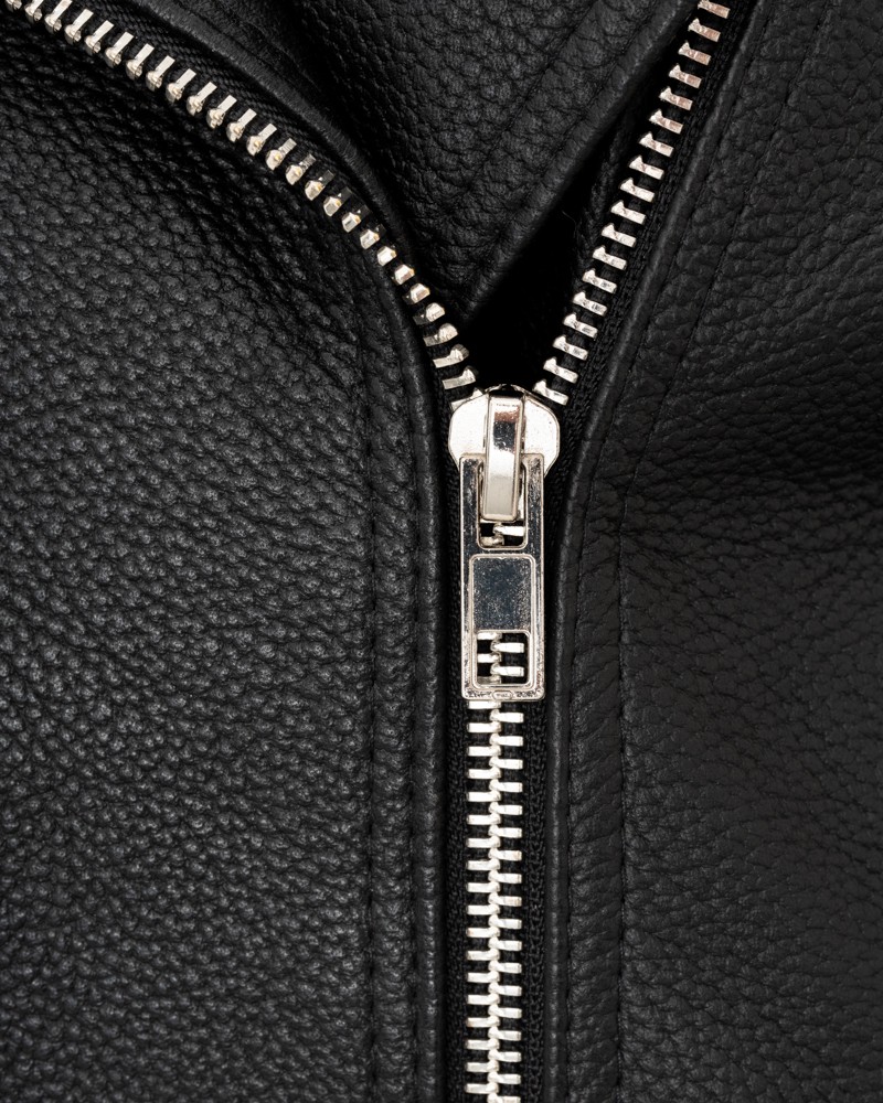 Damska ramoneska skórzana w kolorze czarnym z metalowym zamkiem błyskawicznym i teksturowaną powierzchnią