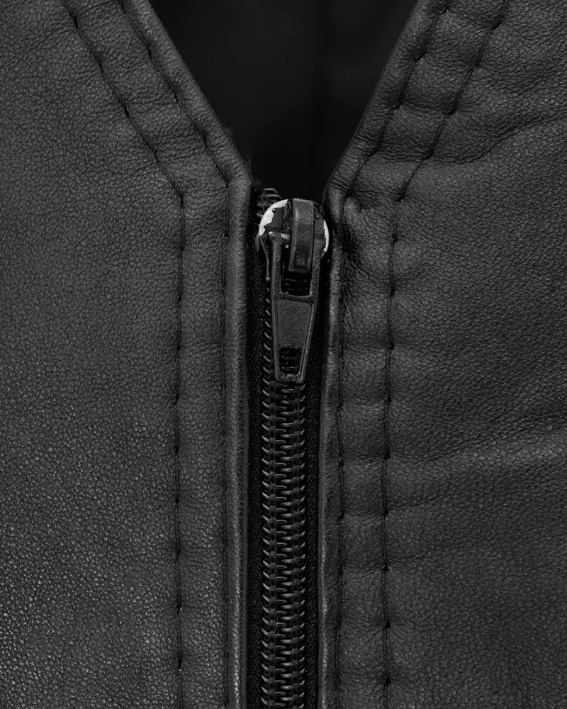 Kamizelka skórzana męska w kolorze czarnym z zamkiem błyskawicznym i dekoracyjnym przeszyciem