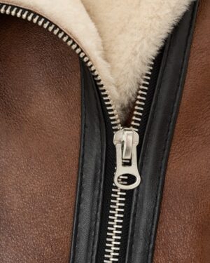 Kożuch damski w brązowym kolorze z czarnymi detalami i zamkiem błyskawicznym, wewnętrzna podszewka z futra