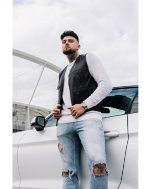 Kamizelka skórzana męska w kolorze czarnym z kieszeniami, idealna do stylizacji casualowych