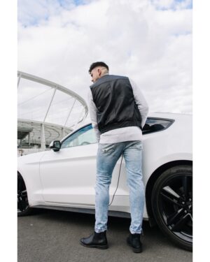 Kamizelka skórzana męska w czarnym kolorze, z wykończeniem przy szyi i elastycznym dołem, idealna na chłodne dni