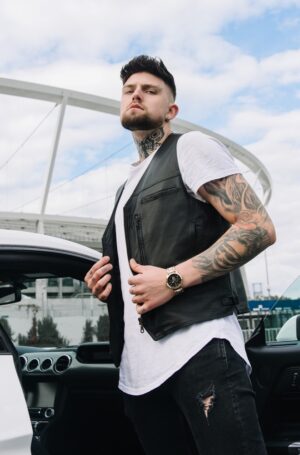 Kamizelka skórzana męska w kolorze czarnym z kieszeniami i suwakami, idealna na chłodne dni