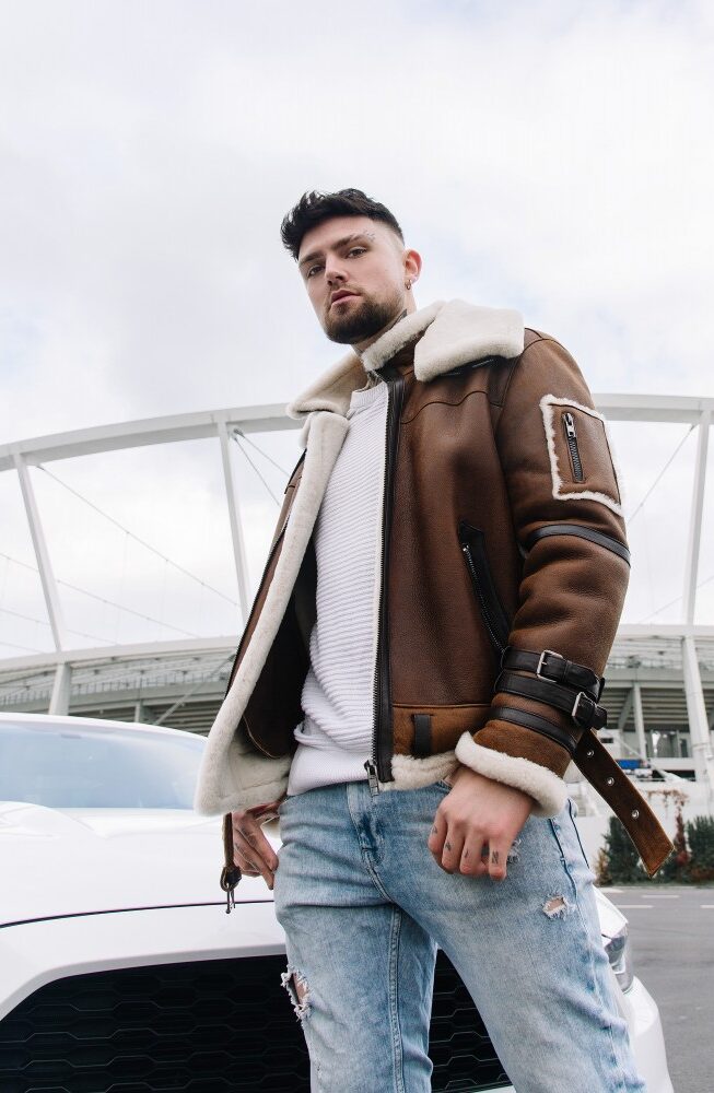 kożuch męski w brązowym kolorze z białym futrem, z zamkiem i paskiem na rękawie