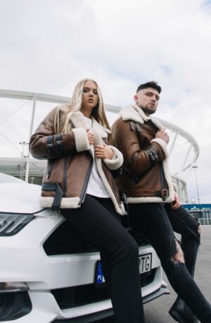 Kożuch męski w kolorze brązowym z futrzanym kołnierzem i paskiem, idealny na zimowe dni