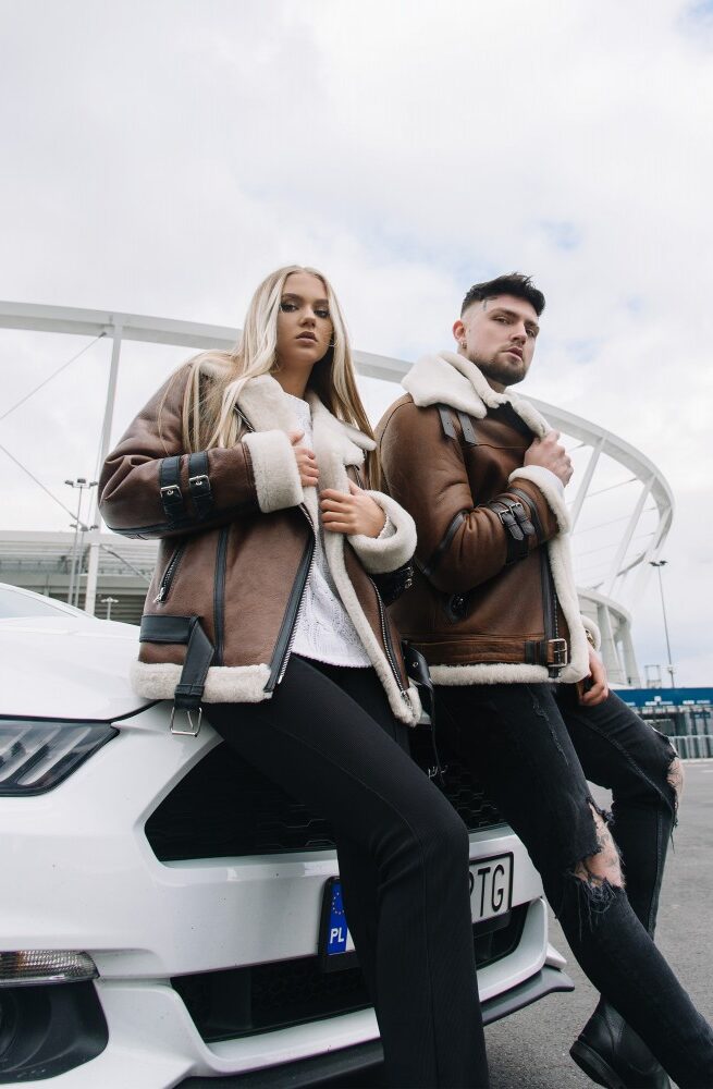 Kożuch męski w kolorze brązowym z futrzanym kołnierzem i paskiem, idealny na zimowe dni