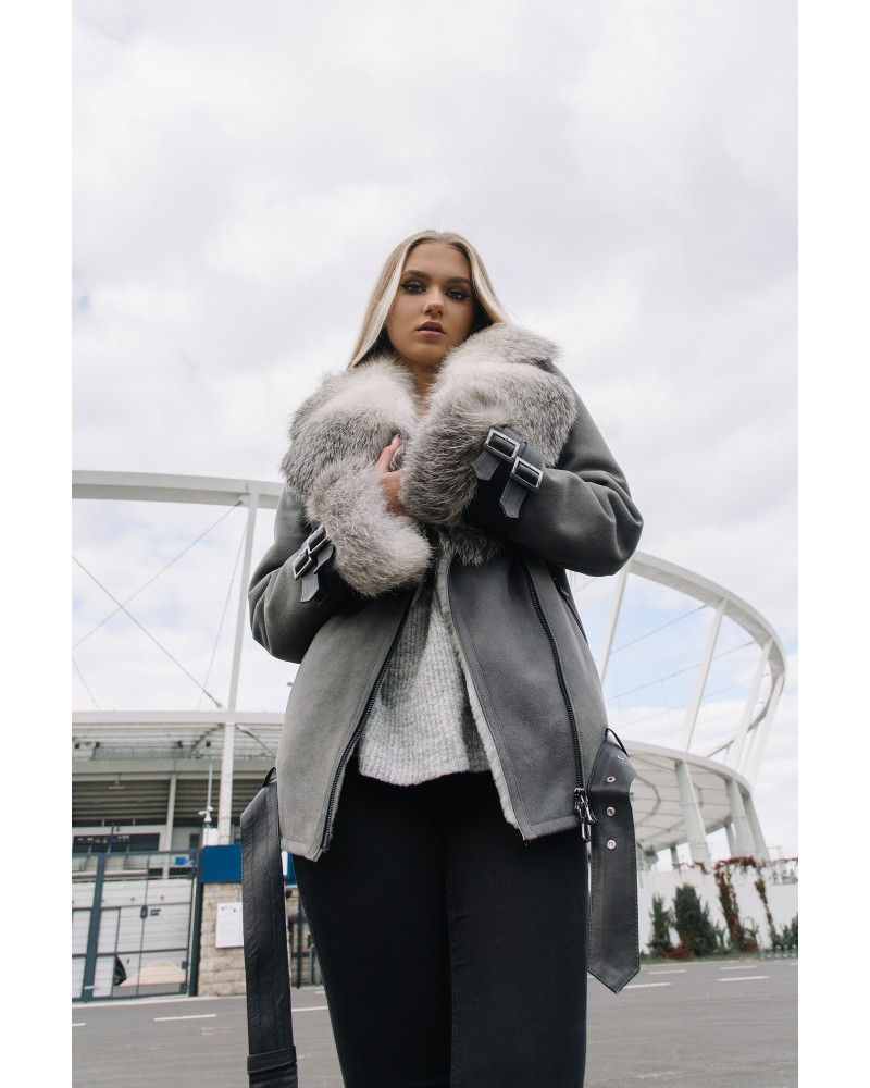 kożuch damski w szarym kolorze z futrzanym kołnierzem i zapięciem na zamek błyskawiczny