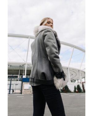 Kożuch damski w szarym kolorze z futrzanym kołnierzem i rękawami, elegancki krój z paskiem w talii