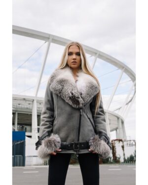 Kożuch damski w szarym kolorze z futrzanym kołnierzem i rękawami, z paskiem w talii i zapięciem na zamek