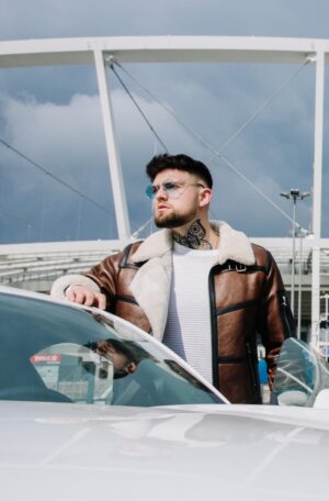 kożuch męski w brązowym kolorze z futrzanym kołnierzem i zapięciem na zamek błyskawiczny