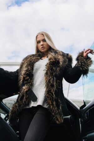 Kożuch damski z brązowym futrzanym kołnierzem, zapinane na pasek, idealne na zimowe dni