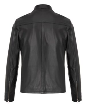 Czarna kurtka skórzana męska z prostym krojem, z zamkami na rękawach i klasycznym kołnierzem