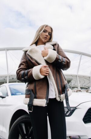 Kożuch damski w brązowym kolorze z białym futrem, z zamkiem i szerokimi rękawami