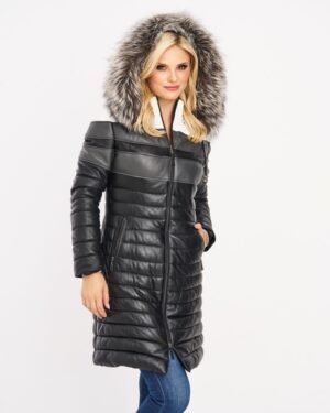 Płaszcz skórzany damski w kolorze czarnym z futrzanym kapturem i pikowanym wzorem, idealna na zimowe dni