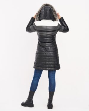 Płaszcz skórzany damski w kolorze czarnym z kapturem i futrzanym wykończeniem, taliowany krój z przeszyciami