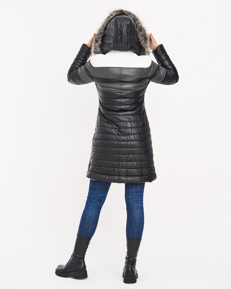 Płaszcz skórzany damski w kolorze czarnym z kapturem i futrzanym wykończeniem, taliowany krój z przeszyciami