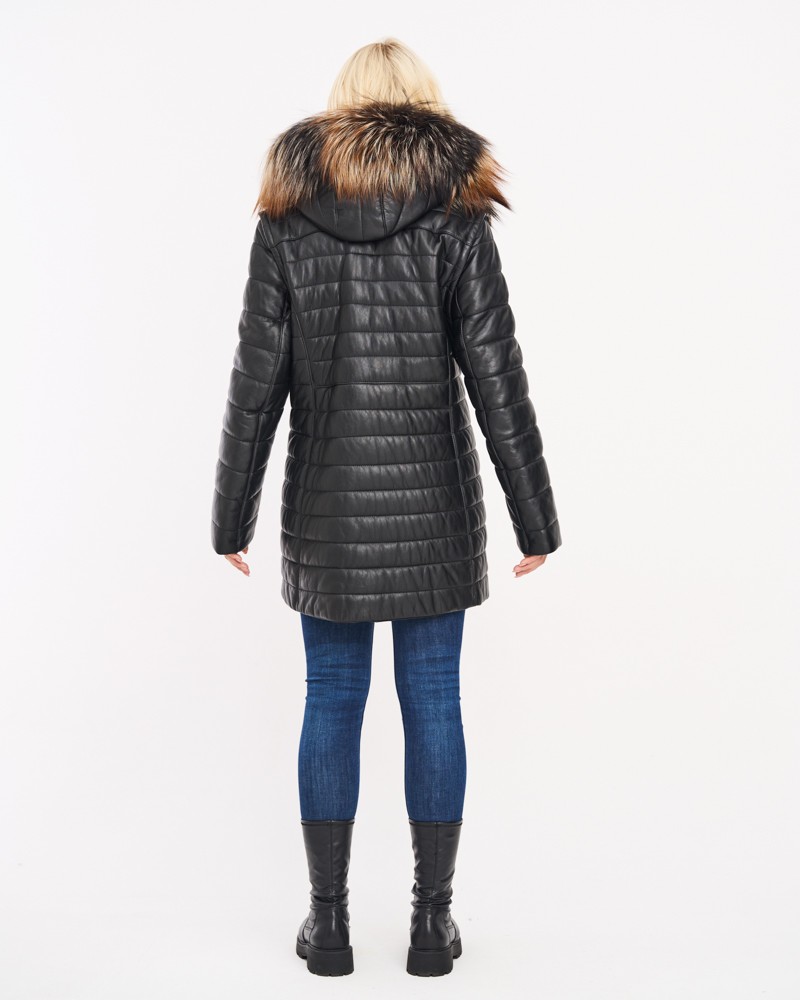Płaszcz skórzany damski z kapturem i futrzanym wykończeniem, w pikowanym kroju, idealna na zimę