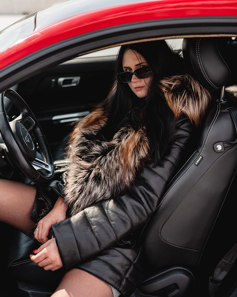 Płaszcz skórzany damski z futrzanym kołnierzem, idealna na zimowe dni w modnym wydaniu