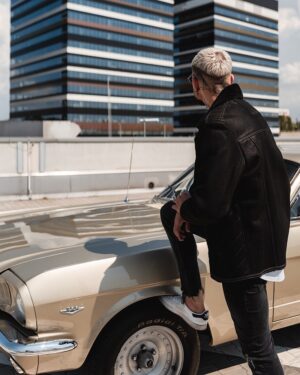 Czarny kożuch męski z kołnierzem, idealny na zimowe dni, stylowy i wygodny, świetnie dopasowany do casualowych stylizacji