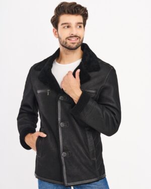 Czarny kożuch męski z miękkim kołnierzem, zapinany na guziki, z kieszeniami i kontrastowymi szwami