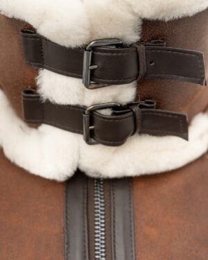 brązowy kożuch męski z futrzanym wykończeniem i regulowanymi klamrami na kołnierzu