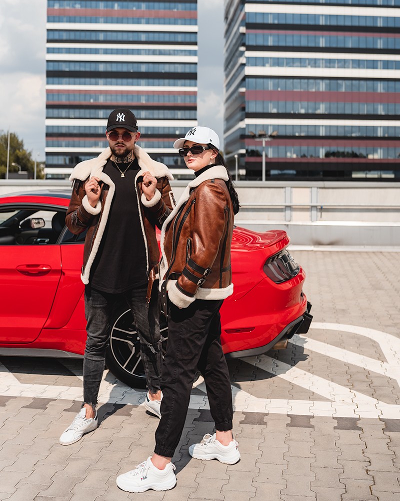 Męski kożuch w brązowym kolorze z białym futerkiem, zapinany na zamek, idealny na zimowe dni