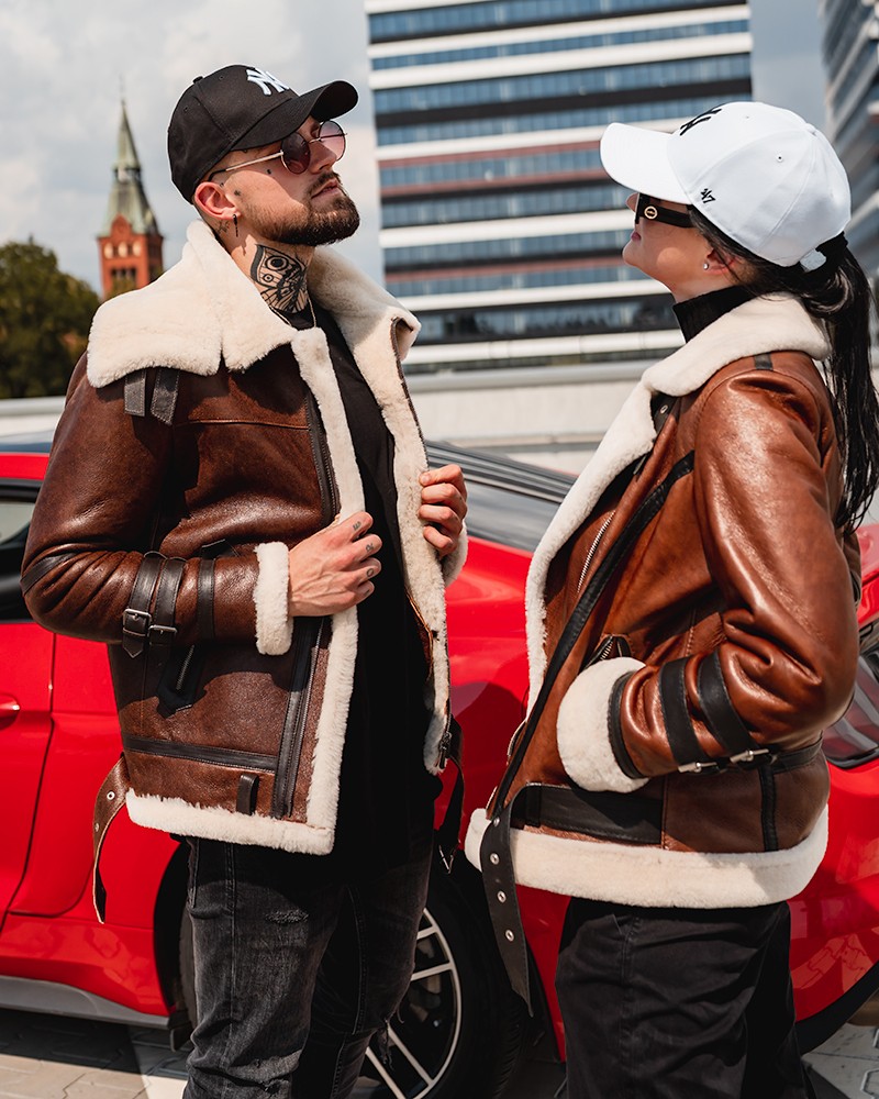 Kożuch męski w brązowym kolorze z białym futrem, z paskami na rękawach i kołnierzem typu stójka