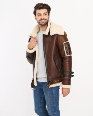 Kożuch męski w kolorze brązowym z białym futrem, zapinany na zamek, z szerokim kołnierzem i paskami na rękawach