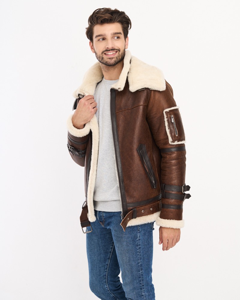 Kożuch męski w kolorze brązowym z białym futrem, zapinany na zamek, z szerokim kołnierzem i paskami na rękawach