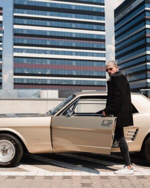 Czarny kożuch męski z szerokim kołnierzem, idealny na zimowe dni, stylowy i elegancki w miejskim otoczeniu