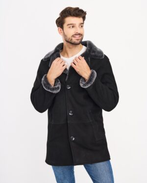 Kożuch męski w kolorze czarnym z szarym futrzanym kołnierzem i guzikami, idealny na zimowe dni