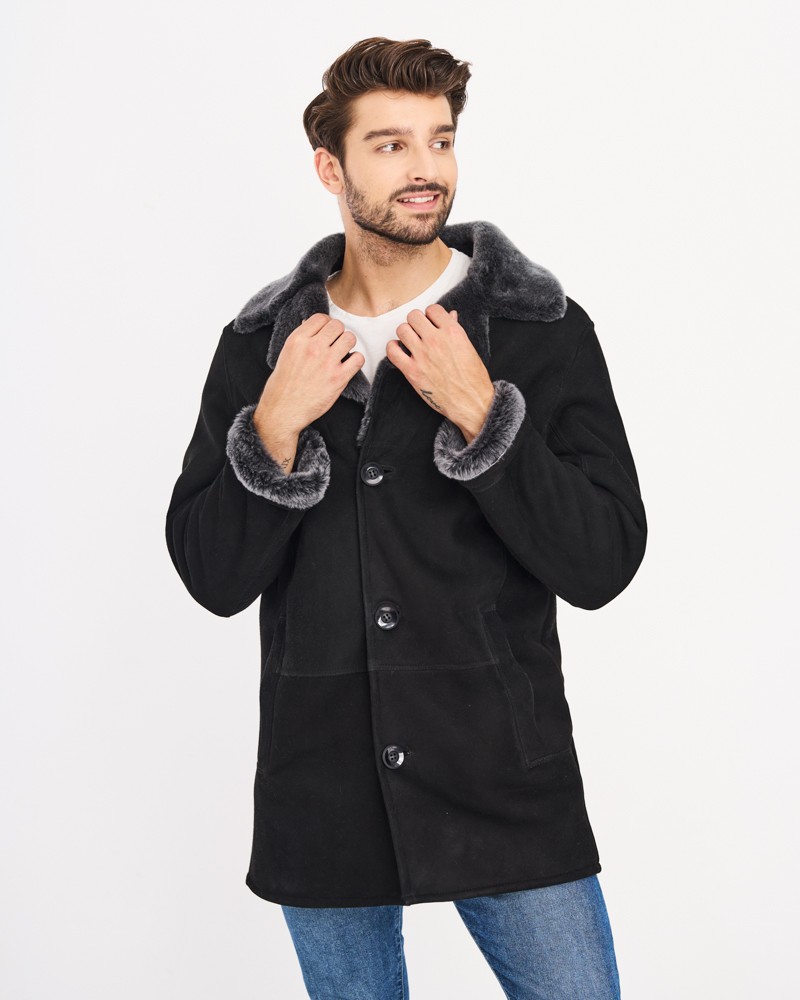 Kożuch męski w kolorze czarnym z szarym futrzanym kołnierzem i guzikami, idealny na zimowe dni