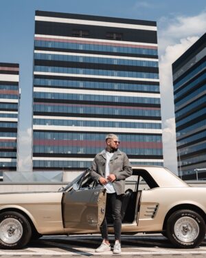 Kożuch męski w szarym kolorze, z kołnierzem i zapięciem na guziki, stylowy krój idealny na zimowe dni