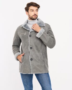 Kożuch męski w szarym kolorze z kołnierzem, guzikiem i kieszenią na zamek, idealny na zimowe dni