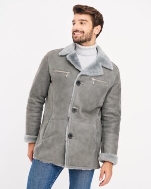 Kożuch męski w szarym kolorze z kołnierzem z futra i zapięciem na guziki