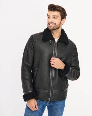 Kożuch męski w kolorze czarnym z futrzanym kołnierzem i mankietami, z zamkiem błyskawicznym