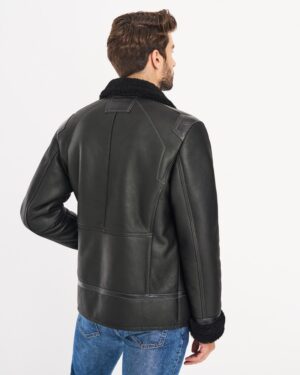 Kożuch męski czarmy z futrzanym kołnierzem i eleganckim wykończeniem na rękawach