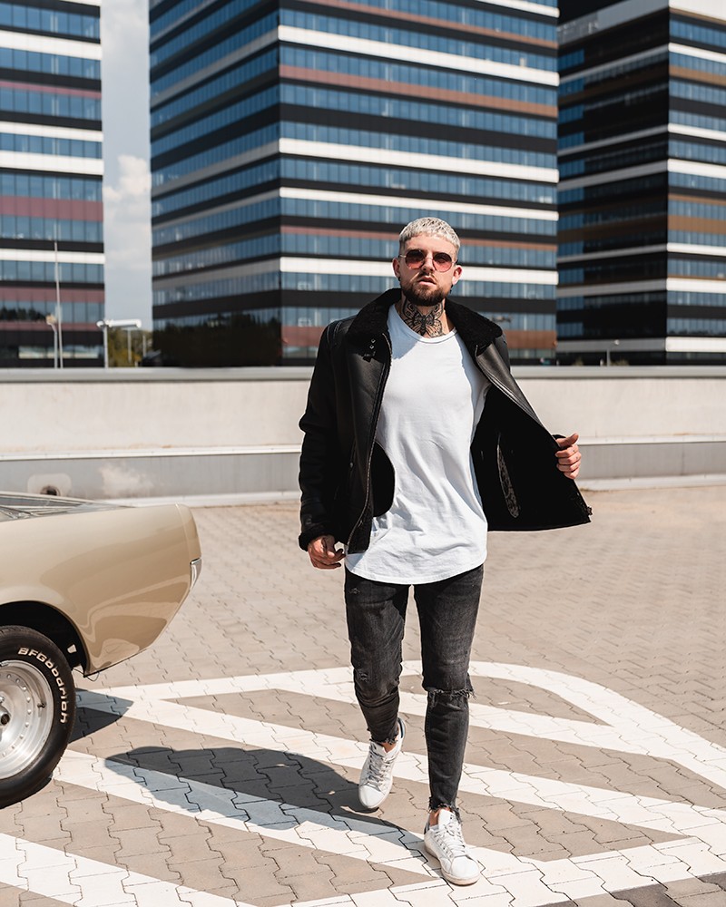 Męski kożuch skórzany z miękkim kołnierzem, w kolorze czarnym, idealny na zimowe dni