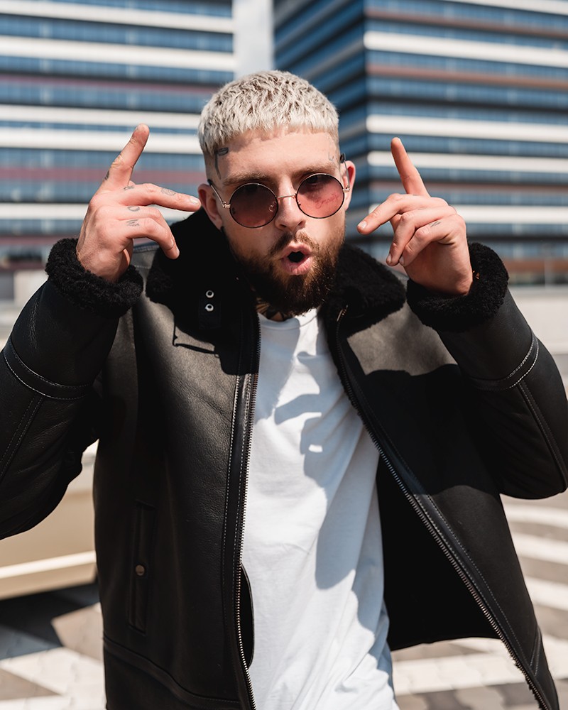 Kożuch męski w czarnym kolorze z futrzanym kołnierzem i zamkiem błyskawicznym