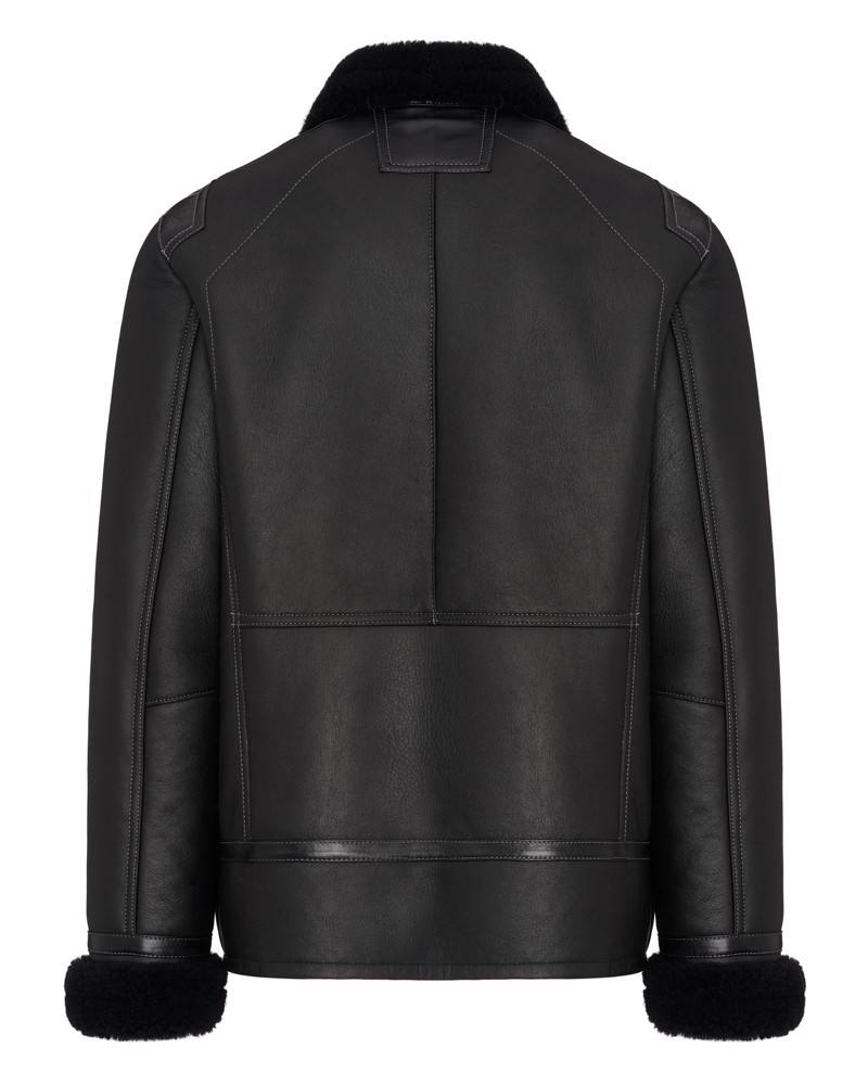 Kożuch męski w kolorze czarnym z futrzanym kołnierzem i mankietami, prosty krój i elegancki wygląd