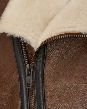 Kożuch męski w kolorze brązowym z miękkim futerkiem przy kołnierzu i metalowym zamkiem błyskawicznym