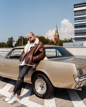 Męski kożuch w brązowym kolorze z białym futrem, zapięcie na guziki i wygodne kieszenie