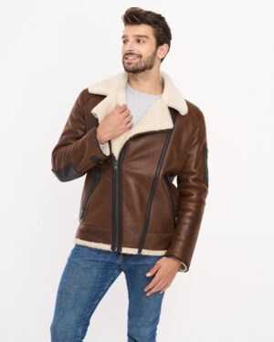 Kożuch męski w brązowym kolorze z futrzanym kołnierzem i zamkiem błyskawicznym z boku